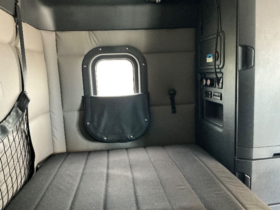 Sleeper Tractor-Heavy Duty Tractors-Freightliner-2021-T12664ST-Stoney Creek-ON-951,620\n\t\tkm-$ 78,000 - Image 18