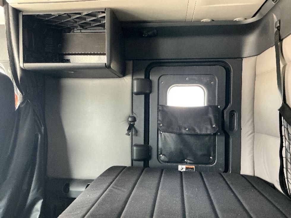 Sleeper Tractor-Heavy Duty Tractors-Freightliner-2021-T12664ST-Stoney Creek-ON-951,620\n\t\tkm-$ 78,000 - Image 19