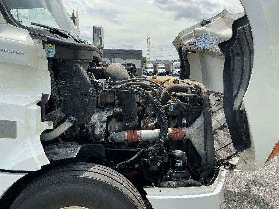 Sleeper Tractor-Heavy Duty Tractors-Freightliner-2021-T12664ST-Stoney Creek-ON-951,620\n\t\tkm-$ 78,000 - Image 20