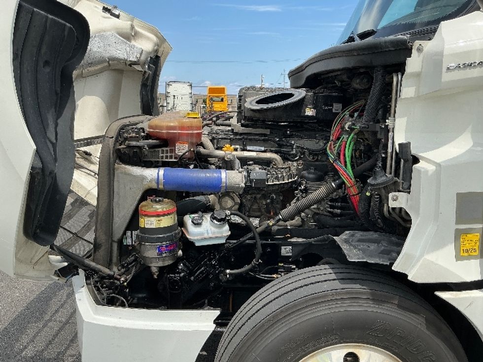 Sleeper Tractor-Heavy Duty Tractors-Freightliner-2021-T12664ST-Stoney Creek-ON-951,620\n\t\tkm-$ 78,000 - Image 21