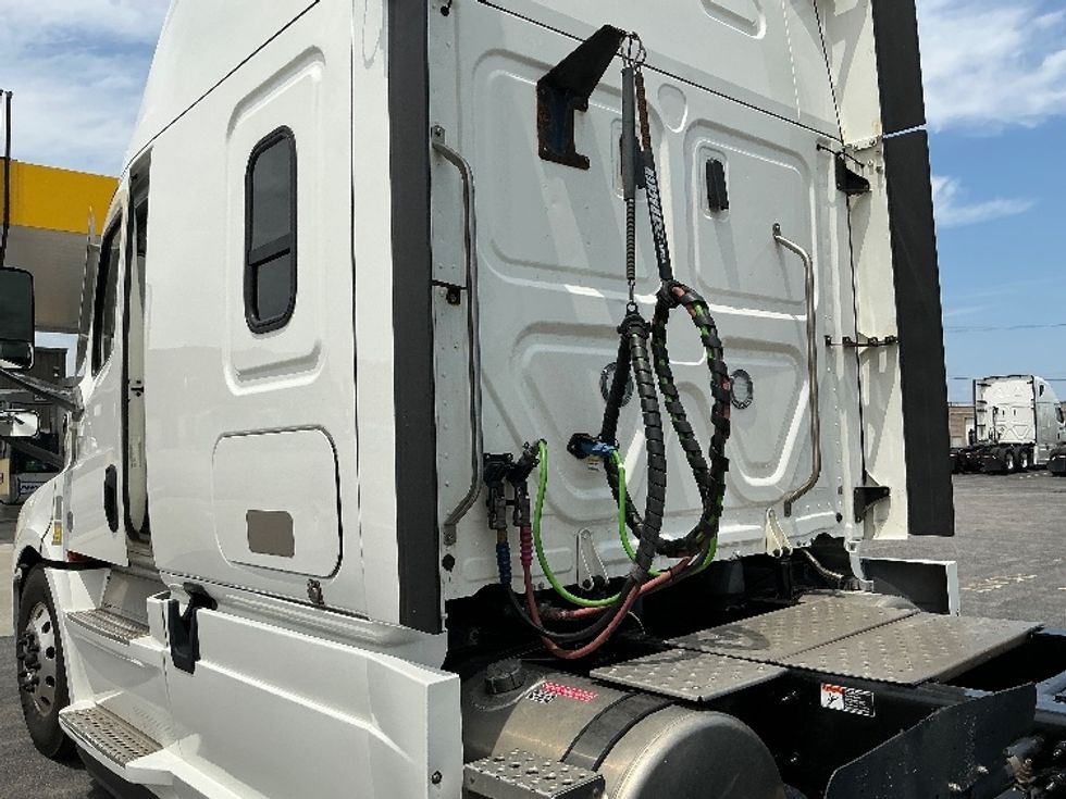 Sleeper Tractor-Heavy Duty Tractors-Freightliner-2021-T12664ST-Stoney Creek-ON-951,620\n\t\tkm-$ 78,000 - Image 22