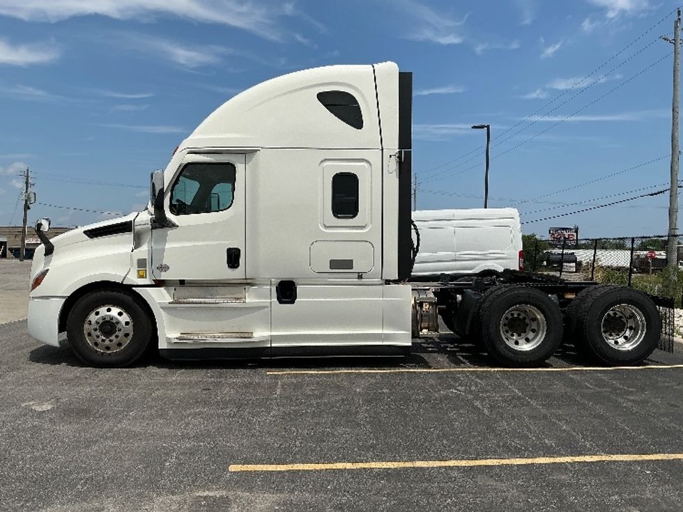 Sleeper Tractor-Heavy Duty Tractors-Freightliner-2021-T12664ST-Stoney Creek-ON-951,620\n\t\tkm-$ 78,000 - Image 4