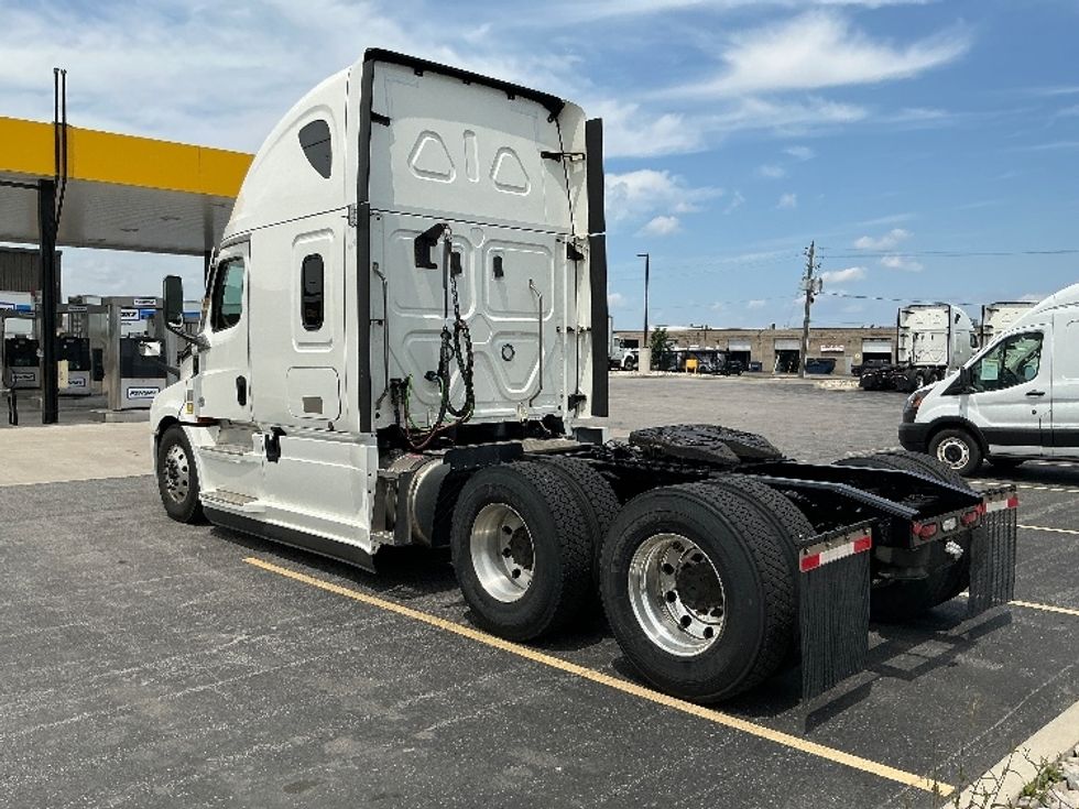 Sleeper Tractor-Heavy Duty Tractors-Freightliner-2021-T12664ST-Stoney Creek-ON-951,620\n\t\tkm-$ 78,000 - Image 5