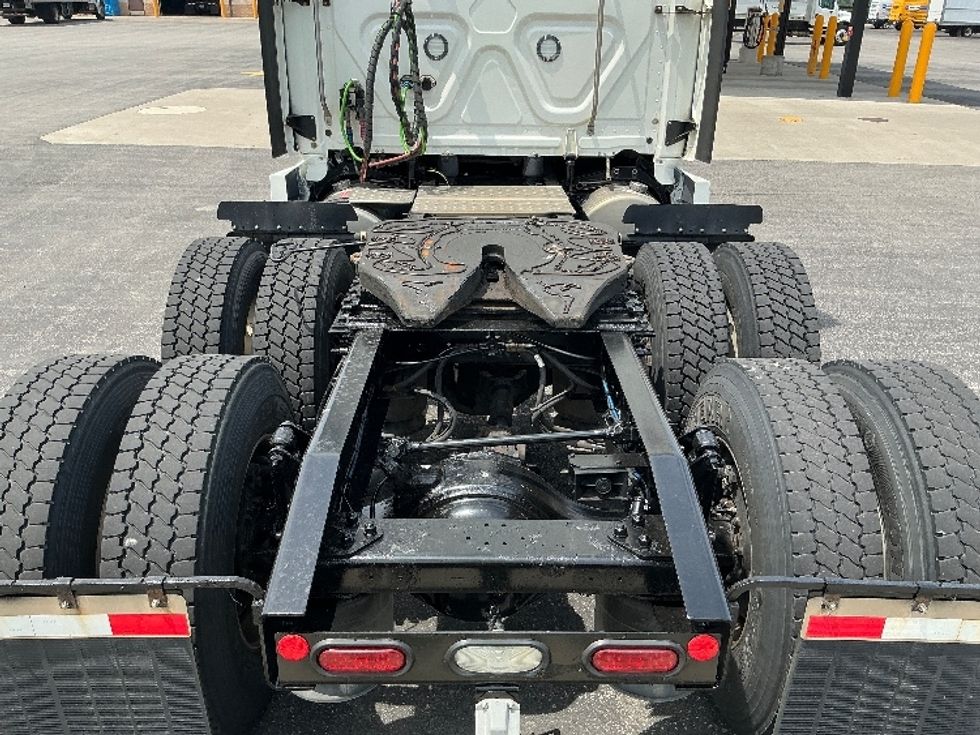 Sleeper Tractor-Heavy Duty Tractors-Freightliner-2021-T12664ST-Stoney Creek-ON-951,620\n\t\tkm-$ 78,000 - Image 6