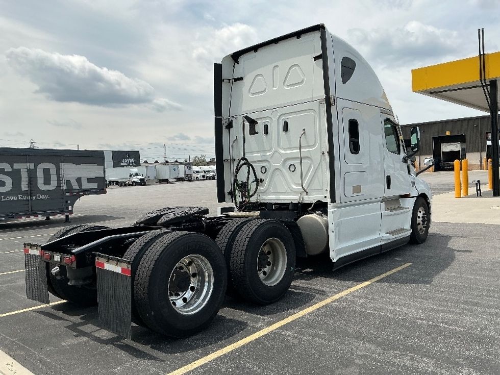 Sleeper Tractor-Heavy Duty Tractors-Freightliner-2021-T12664ST-Stoney Creek-ON-951,620\n\t\tkm-$ 78,000 - Image 7