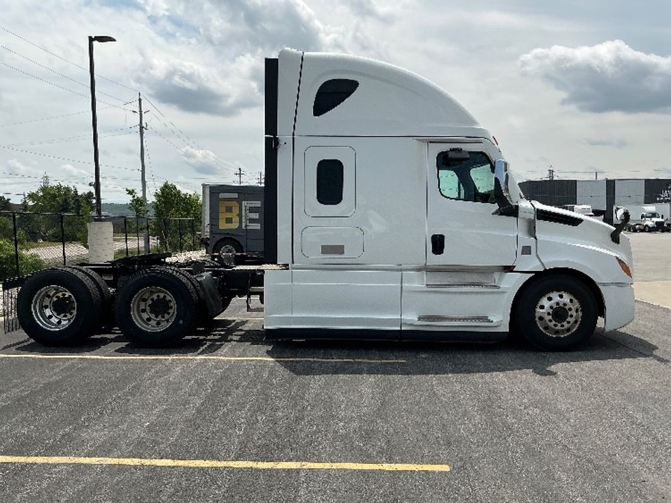 Sleeper Tractor-Heavy Duty Tractors-Freightliner-2021-T12664ST-Stoney Creek-ON-951,620\n\t\tkm-$ 78,000 - Image 8
