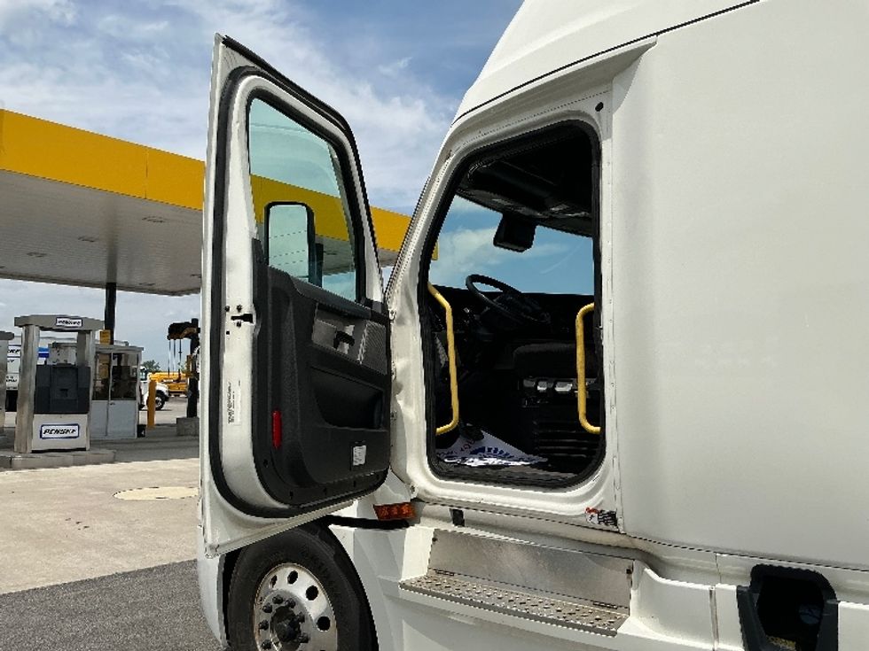 Sleeper Tractor-Heavy Duty Tractors-Freightliner-2021-T12664ST-Stoney Creek-ON-951,620\n\t\tkm-$ 78,000 - Image 9