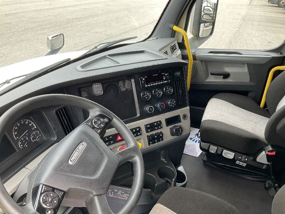 Sleeper Tractor-Heavy Duty Tractors-Freightliner-2021-T12664ST-Stoney Creek-ON-961,244\n\t\tkm-$ 76,500 - Image 10