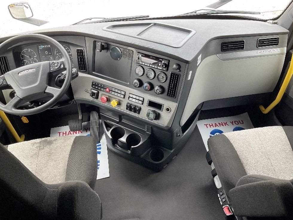 Sleeper Tractor-Heavy Duty Tractors-Freightliner-2021-T12664ST-Stoney Creek-ON-961,244\n\t\tkm-$ 76,500 - Image 12