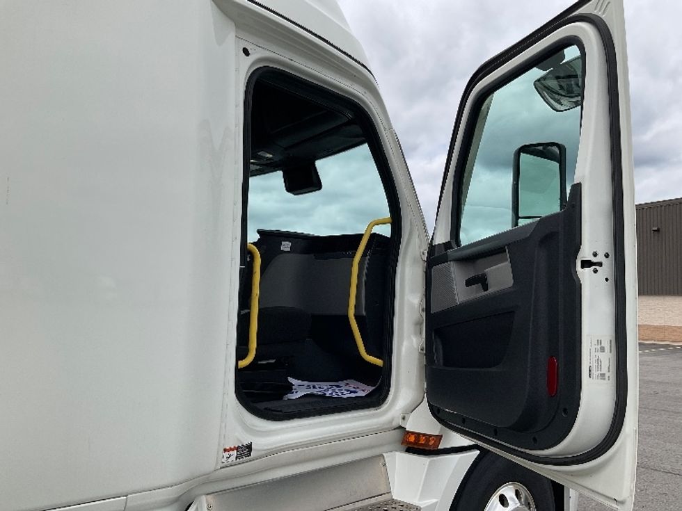 Sleeper Tractor-Heavy Duty Tractors-Freightliner-2021-T12664ST-Stoney Creek-ON-961,244\n\t\tkm-$ 76,500 - Image 13