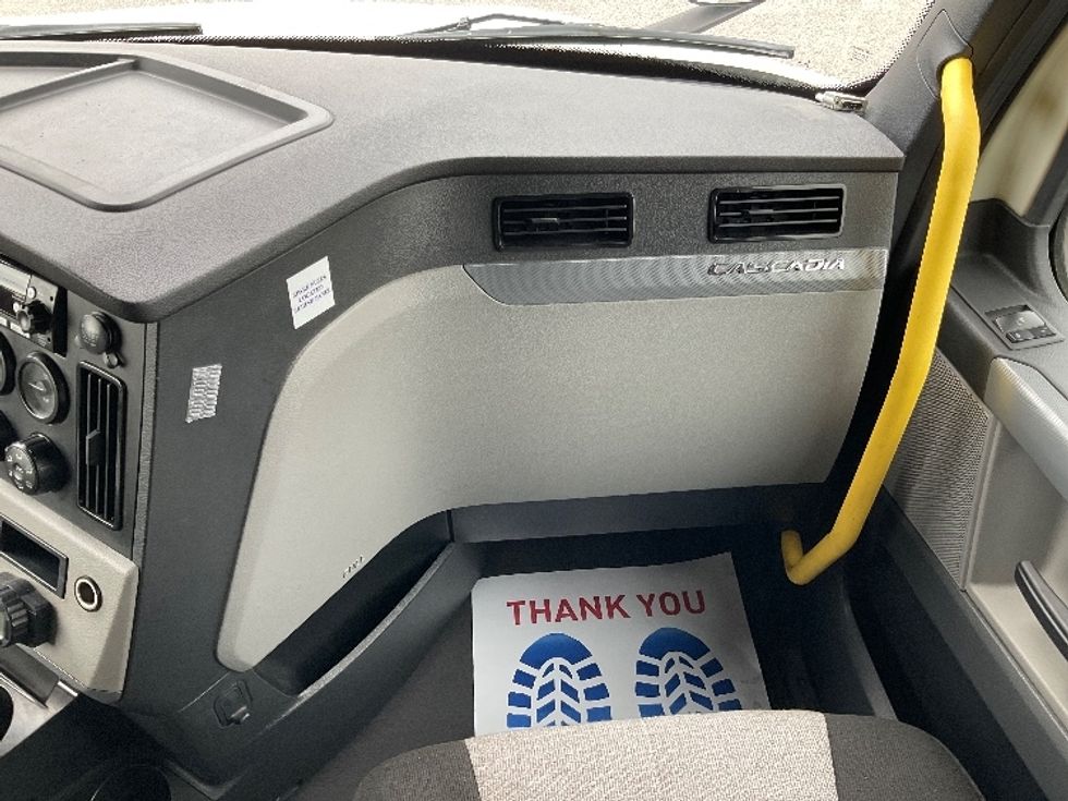 Sleeper Tractor-Heavy Duty Tractors-Freightliner-2021-T12664ST-Stoney Creek-ON-961,244\n\t\tkm-$ 76,500 - Image 14