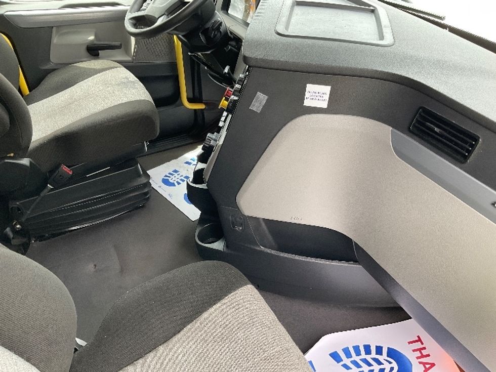 Sleeper Tractor-Heavy Duty Tractors-Freightliner-2021-T12664ST-Stoney Creek-ON-961,244\n\t\tkm-$ 76,500 - Image 15