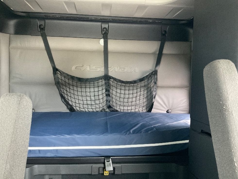 Sleeper Tractor-Heavy Duty Tractors-Freightliner-2021-T12664ST-Stoney Creek-ON-961,244\n\t\tkm-$ 76,500 - Image 16