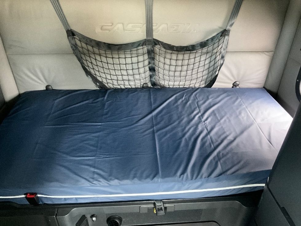 Sleeper Tractor-Heavy Duty Tractors-Freightliner-2021-T12664ST-Stoney Creek-ON-961,244\n\t\tkm-$ 76,500 - Image 17