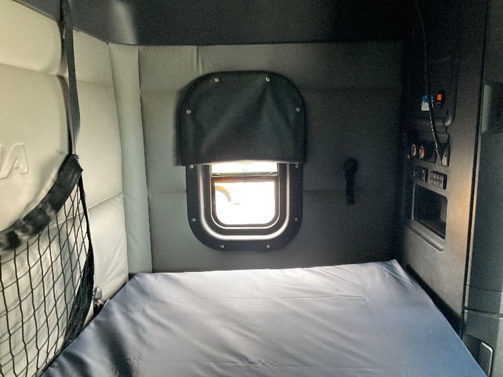 Sleeper Tractor-Heavy Duty Tractors-Freightliner-2021-T12664ST-Stoney Creek-ON-961,244\n\t\tkm-$ 76,500 - Image 18