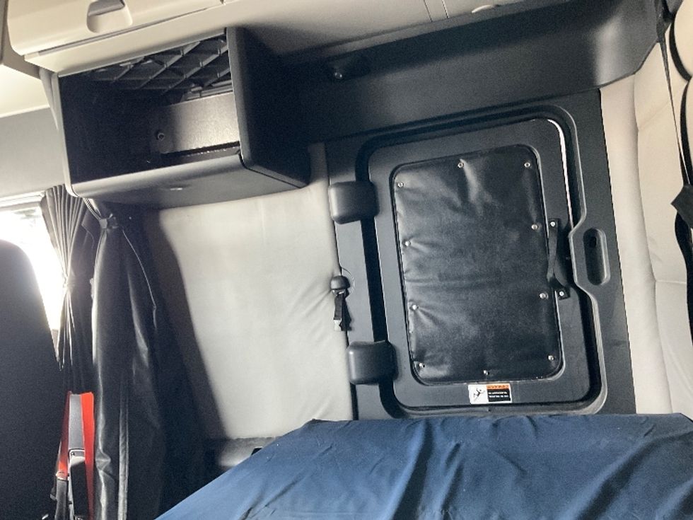 Sleeper Tractor-Heavy Duty Tractors-Freightliner-2021-T12664ST-Stoney Creek-ON-961,244\n\t\tkm-$ 76,500 - Image 19