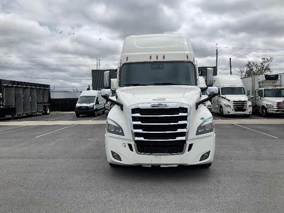 Sleeper Tractor-Heavy Duty Tractors-Freightliner-2021-T12664ST-Stoney Creek-ON-961,244\n\t\tkm-$ 76,500 - Image 2