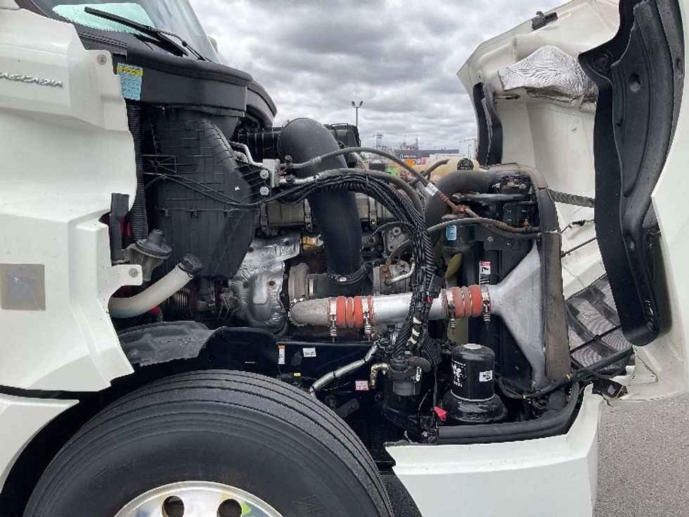 Sleeper Tractor-Heavy Duty Tractors-Freightliner-2021-T12664ST-Stoney Creek-ON-961,244\n\t\tkm-$ 76,500 - Image 20