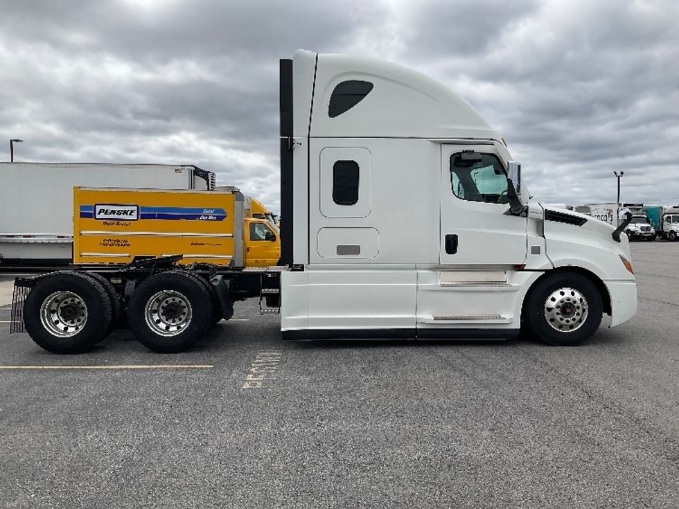 Sleeper Tractor-Heavy Duty Tractors-Freightliner-2021-T12664ST-Stoney Creek-ON-961,244\n\t\tkm-$ 76,500 - Image 8