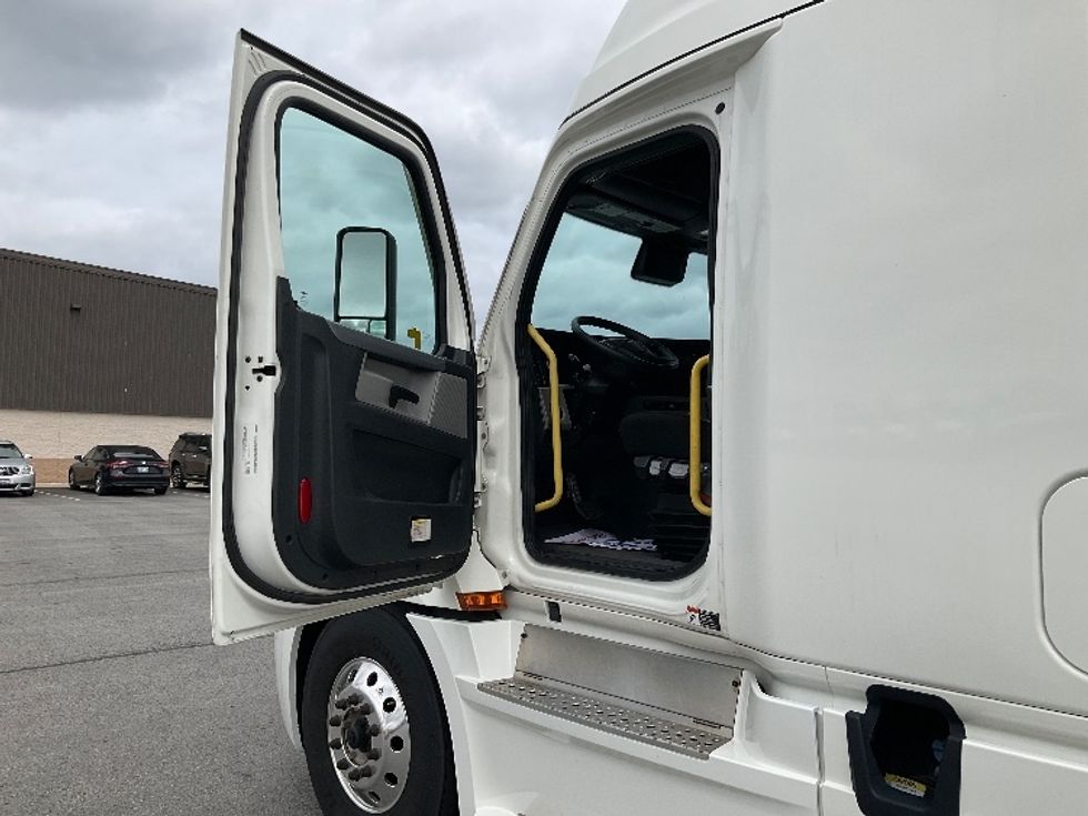 Sleeper Tractor-Heavy Duty Tractors-Freightliner-2021-T12664ST-Stoney Creek-ON-961,244\n\t\tkm-$ 76,500 - Image 9