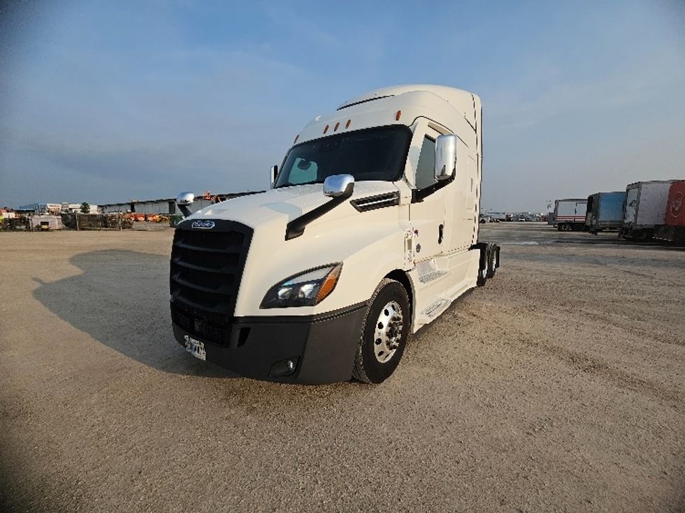 Sleeper Tractor-Heavy Duty Tractors-Freightliner-2021-T12664ST-Sturtevant-WI-481,052\n\t\tmiles-$ 67,250 - Image 1