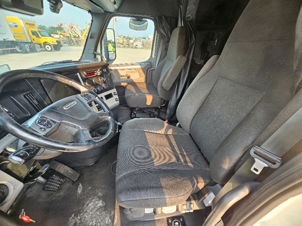 Sleeper Tractor-Heavy Duty Tractors-Freightliner-2021-T12664ST-Sturtevant-WI-481,052\n\t\tmiles-$ 67,250 - Image 10