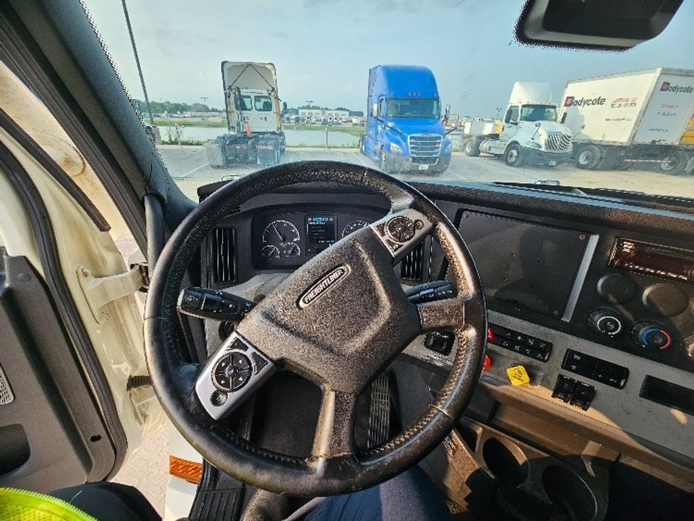 Sleeper Tractor-Heavy Duty Tractors-Freightliner-2021-T12664ST-Sturtevant-WI-481,052\n\t\tmiles-$ 67,250 - Image 11