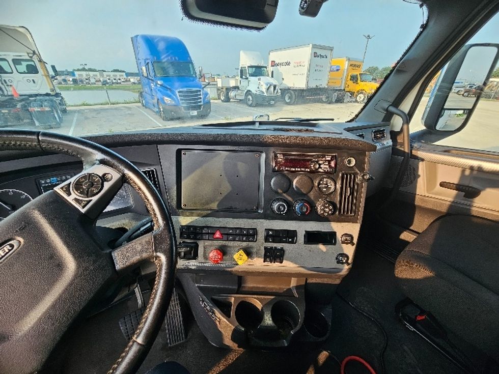 Sleeper Tractor-Heavy Duty Tractors-Freightliner-2021-T12664ST-Sturtevant-WI-481,052\n\t\tmiles-$ 67,250 - Image 12