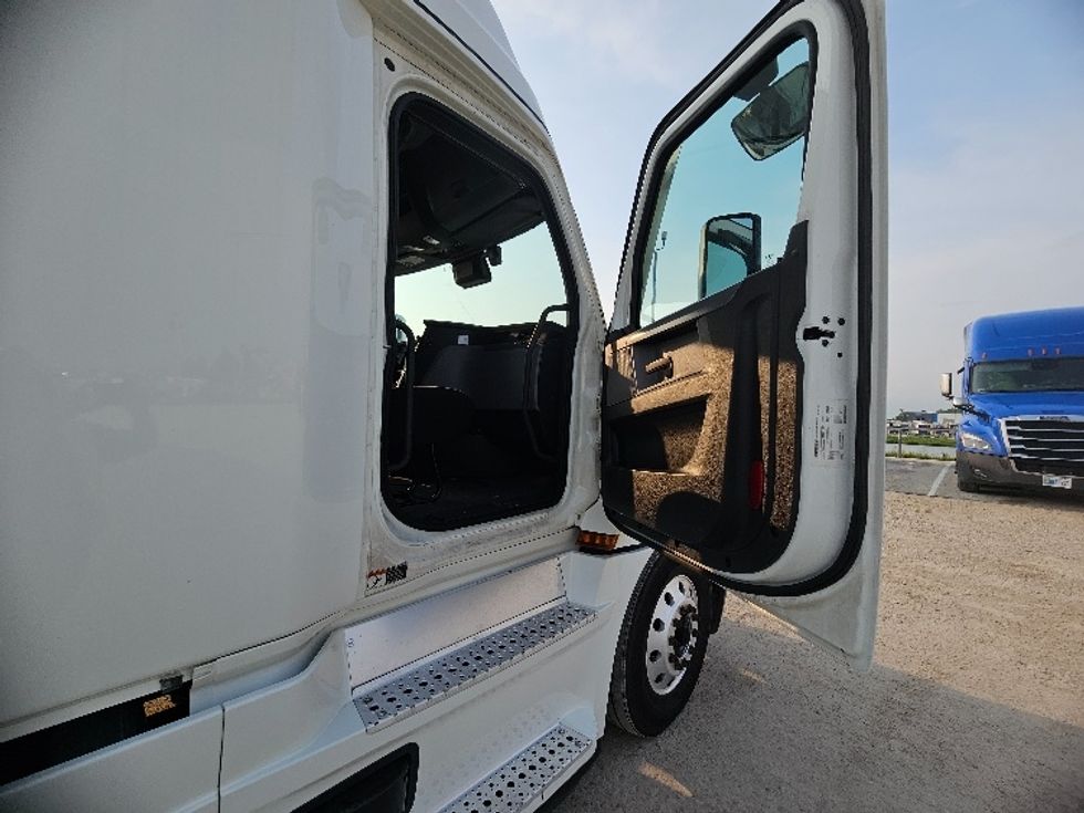 Sleeper Tractor-Heavy Duty Tractors-Freightliner-2021-T12664ST-Sturtevant-WI-481,052\n\t\tmiles-$ 67,250 - Image 13