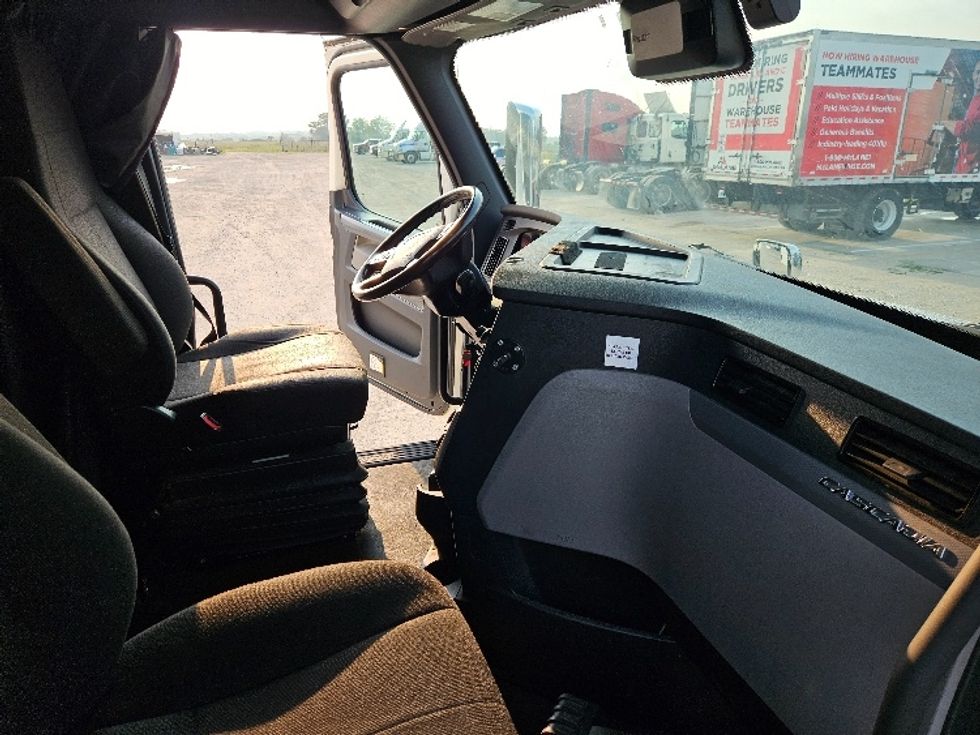 Sleeper Tractor-Heavy Duty Tractors-Freightliner-2021-T12664ST-Sturtevant-WI-481,052\n\t\tmiles-$ 67,250 - Image 15