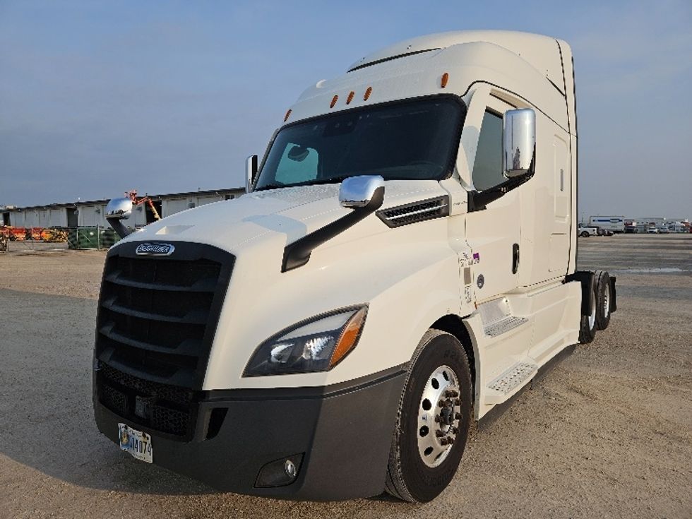 Sleeper Tractor-Heavy Duty Tractors-Freightliner-2021-T12664ST-Sturtevant-WI-481,052\n\t\tmiles-$ 67,250 - Image 3