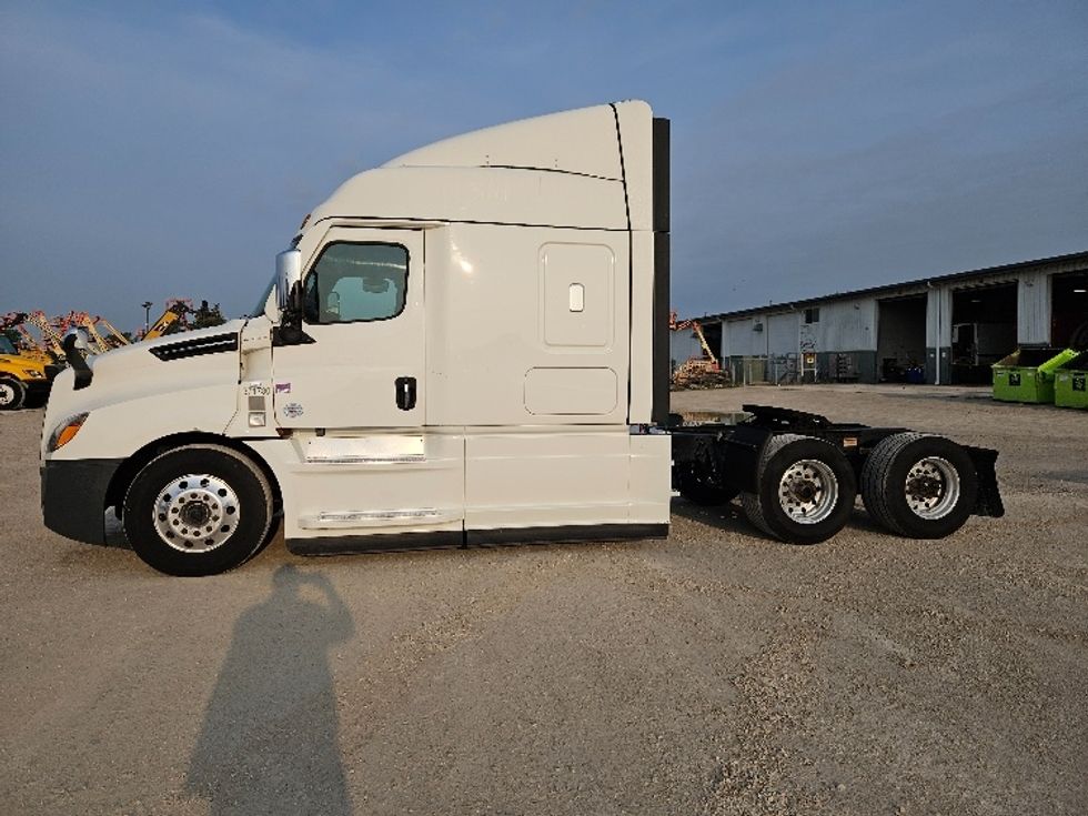 Sleeper Tractor-Heavy Duty Tractors-Freightliner-2021-T12664ST-Sturtevant-WI-481,052\n\t\tmiles-$ 67,250 - Image 4