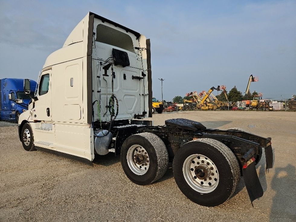 Sleeper Tractor-Heavy Duty Tractors-Freightliner-2021-T12664ST-Sturtevant-WI-481,052\n\t\tmiles-$ 67,250 - Image 5