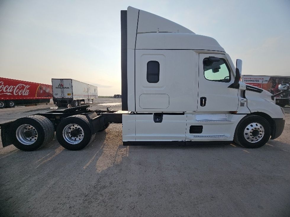 Sleeper Tractor-Heavy Duty Tractors-Freightliner-2021-T12664ST-Sturtevant-WI-481,052\n\t\tmiles-$ 67,250 - Image 8
