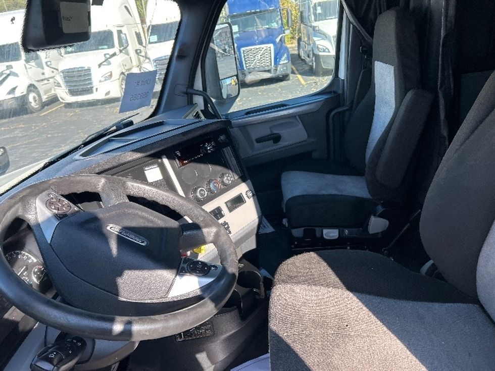 Sleeper Tractor-Heavy Duty Tractors-Freightliner-2021-T12664ST-Sturtevant-WI-500,651\n\t\tmiles-$ 62,000 - Image 10