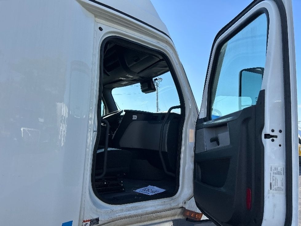 Sleeper Tractor-Heavy Duty Tractors-Freightliner-2021-T12664ST-Sturtevant-WI-500,651\n\t\tmiles-$ 62,000 - Image 13