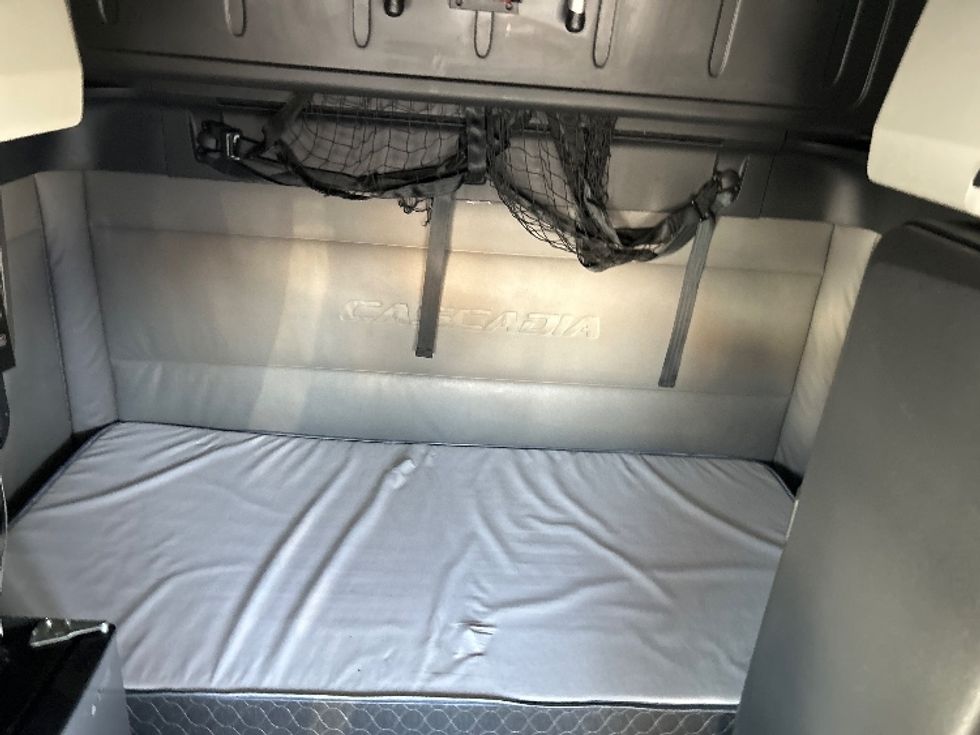 Sleeper Tractor-Heavy Duty Tractors-Freightliner-2021-T12664ST-Sturtevant-WI-500,651\n\t\tmiles-$ 62,000 - Image 16