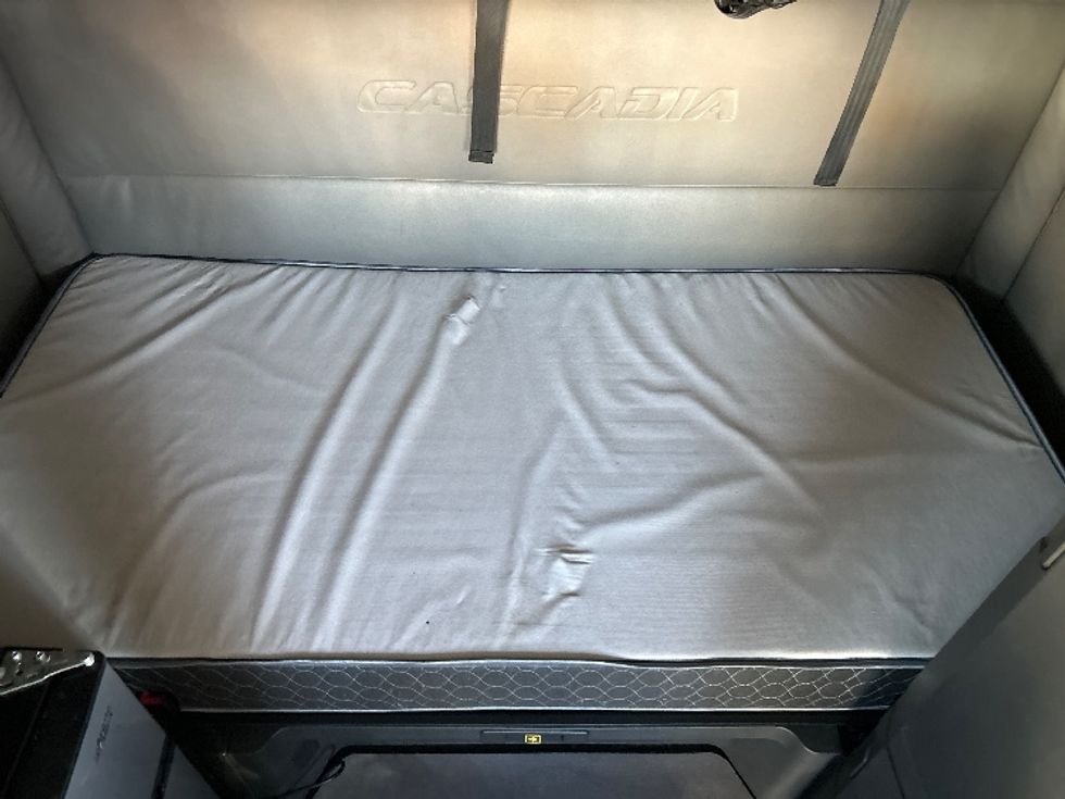 Sleeper Tractor-Heavy Duty Tractors-Freightliner-2021-T12664ST-Sturtevant-WI-500,651\n\t\tmiles-$ 62,000 - Image 17