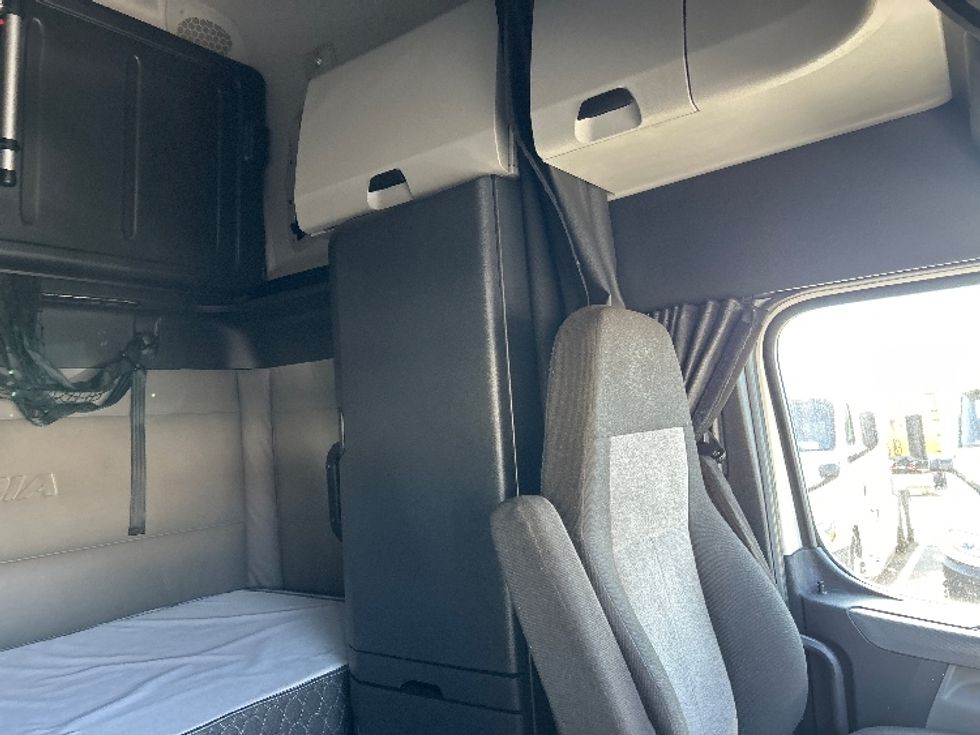 Sleeper Tractor-Heavy Duty Tractors-Freightliner-2021-T12664ST-Sturtevant-WI-500,651\n\t\tmiles-$ 62,000 - Image 18