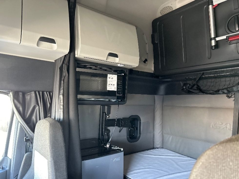 Sleeper Tractor-Heavy Duty Tractors-Freightliner-2021-T12664ST-Sturtevant-WI-500,651\n\t\tmiles-$ 62,000 - Image 19