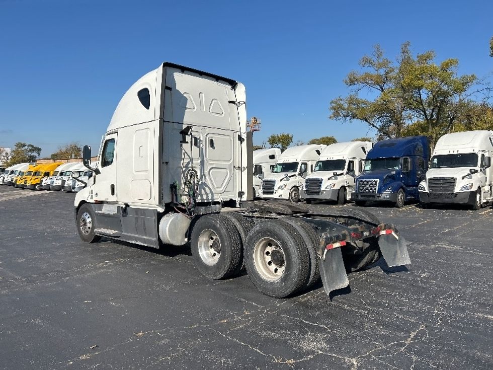 Sleeper Tractor-Heavy Duty Tractors-Freightliner-2021-T12664ST-Sturtevant-WI-500,651\n\t\tmiles-$ 62,000 - Image 5