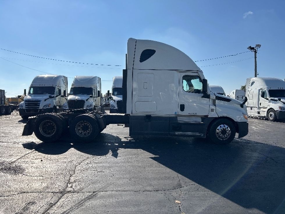 Sleeper Tractor-Heavy Duty Tractors-Freightliner-2021-T12664ST-Sturtevant-WI-500,651\n\t\tmiles-$ 62,000 - Image 8