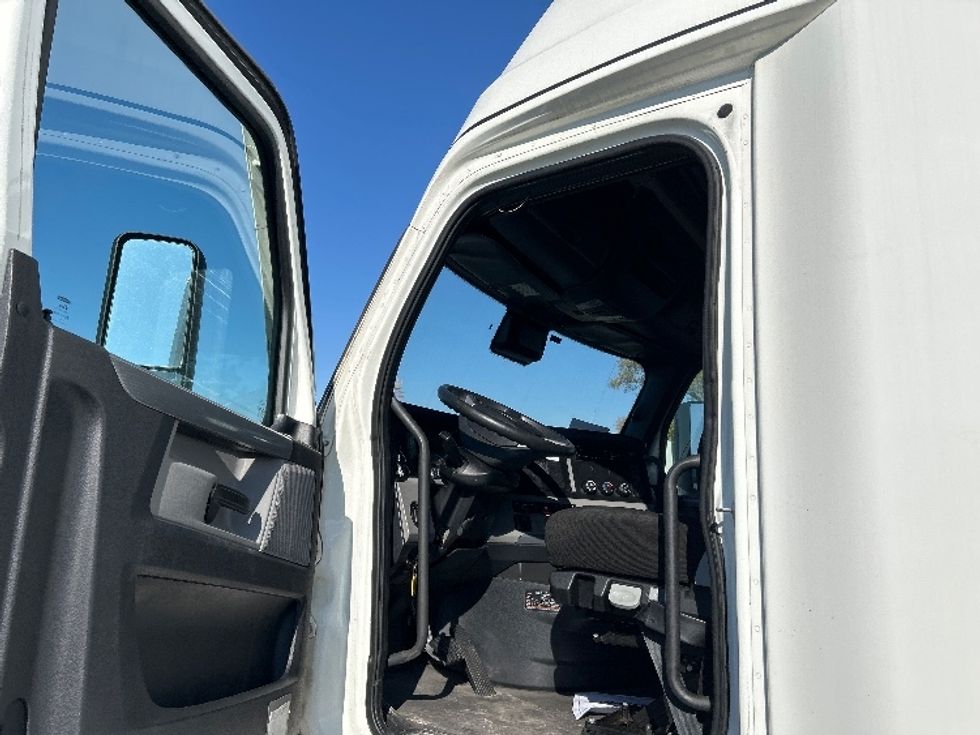 Sleeper Tractor-Heavy Duty Tractors-Freightliner-2021-T12664ST-Sturtevant-WI-500,651\n\t\tmiles-$ 62,000 - Image 9