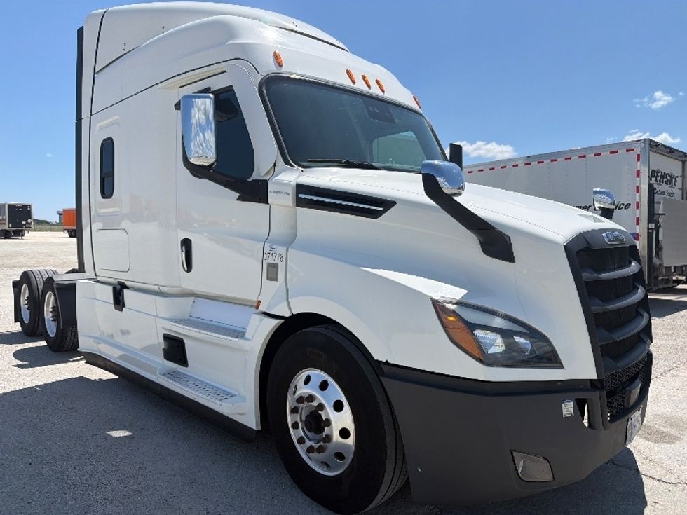 Sleeper Tractor-Heavy Duty Tractors-Freightliner-2021-T12664ST-Sturtevant-WI-512,300\n\t\tmiles-$ 65,250 - Image 1
