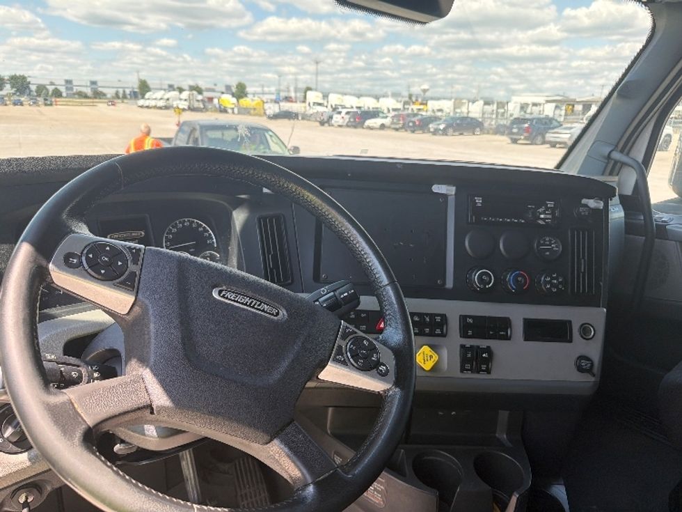 Sleeper Tractor-Heavy Duty Tractors-Freightliner-2021-T12664ST-Sturtevant-WI-512,300\n\t\tmiles-$ 65,250 - Image 11