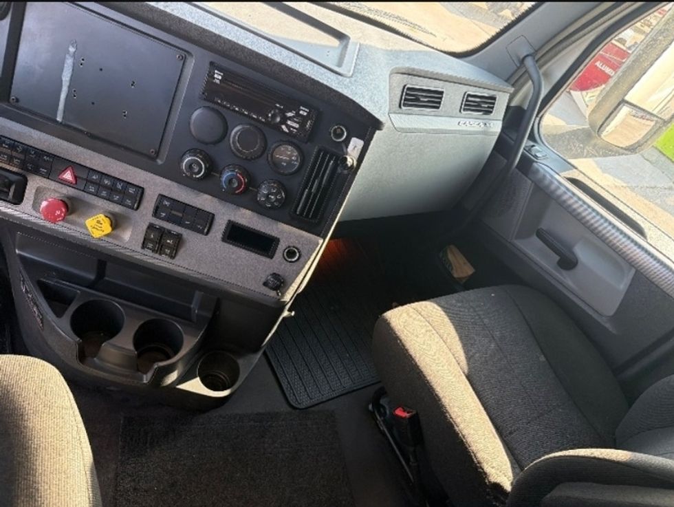 Sleeper Tractor-Heavy Duty Tractors-Freightliner-2021-T12664ST-Sturtevant-WI-512,300\n\t\tmiles-$ 65,250 - Image 12