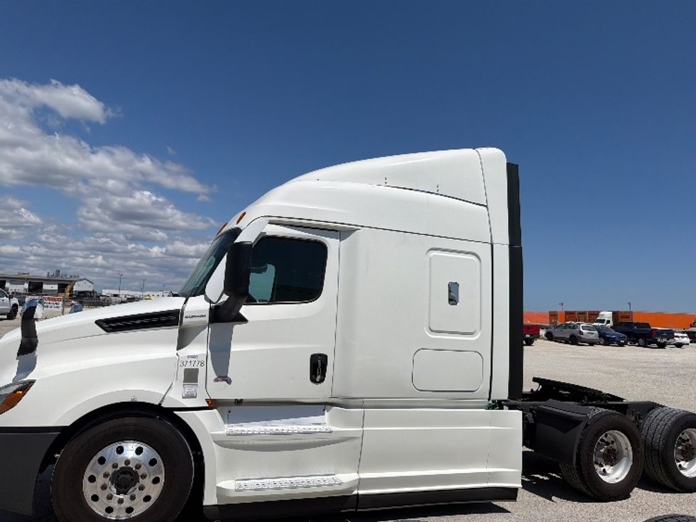 Sleeper Tractor-Heavy Duty Tractors-Freightliner-2021-T12664ST-Sturtevant-WI-512,300\n\t\tmiles-$ 65,250 - Image 4