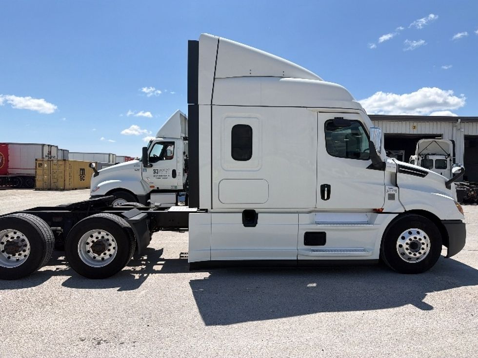 Sleeper Tractor-Heavy Duty Tractors-Freightliner-2021-T12664ST-Sturtevant-WI-512,300\n\t\tmiles-$ 65,250 - Image 8