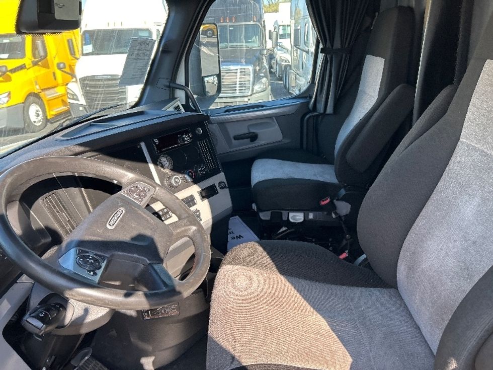 Sleeper Tractor-Heavy Duty Tractors-Freightliner-2021-T12664ST-Sturtevant-WI-515,435\n\t\tmiles-$ 59,500 - Image 10