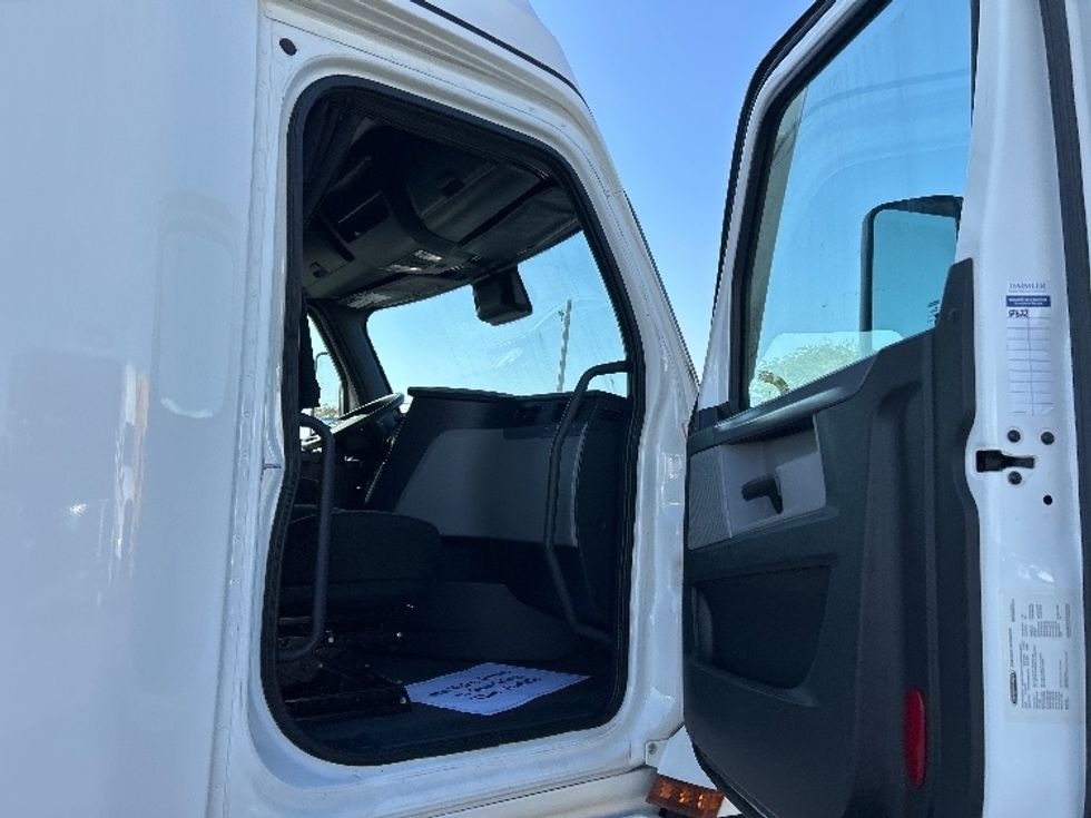 Sleeper Tractor-Heavy Duty Tractors-Freightliner-2021-T12664ST-Sturtevant-WI-515,435\n\t\tmiles-$ 59,500 - Image 13